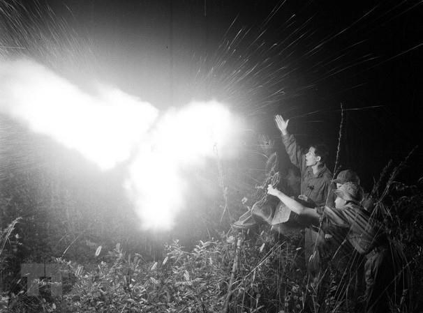  Hải đội 111, v&ugrave;ng 1 Duy&ecirc;n hải của Qu&acirc;n chủng Hải qu&acirc;n huấn luyện tr&ecirc;n biển. Với tinh thần cảnh gi&aacute;c v&agrave; quyết t&acirc;m đ&aacute;nh thắng, trong trận đầu ra qu&acirc;n chống chiến tranh ph&aacute; hoại bằng kh&ocirc;ng qu&acirc;n v&agrave; hải qu&acirc;n quy m&ocirc; lớn đối với miền Bắc Việt Nam của Mỹ, Hải qu&acirc;n nh&acirc;n d&acirc;n Việt Nam đ&atilde; gi&aacute;ng cho kh&ocirc;ng qu&acirc;n Mỹ những đ&ograve;n nặng nề. (Ảnh: Nguyễn Thụ/TTXVN)   Ph&aacute;o binh của Qu&acirc;n giải ph&oacute;ng tr&uacute;t b&atilde;o lửa l&ecirc;n đầu địch trong Chiến dịch Đường 9 - Khe Sanh (Quảng Trị) - chiến dịch l&agrave;m đ&ograve;n nghi binh chiến lược cho Cuộc tổng tiến c&ocirc;ng v&agrave; nổi dậy Xu&acirc;n Mậu Th&acirc;n 1968. (Ảnh: TTXVN)