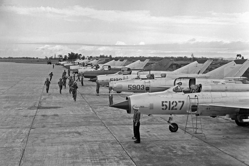  Lực lượng kh&ocirc;ng qu&acirc;n Việt Nam đ&atilde; lập n&ecirc;n những chiến c&ocirc;ng oanh liệt trong cuộc kh&aacute;ng chiến chống Mỹ, cứu nước. (Ảnh: TTXVN)