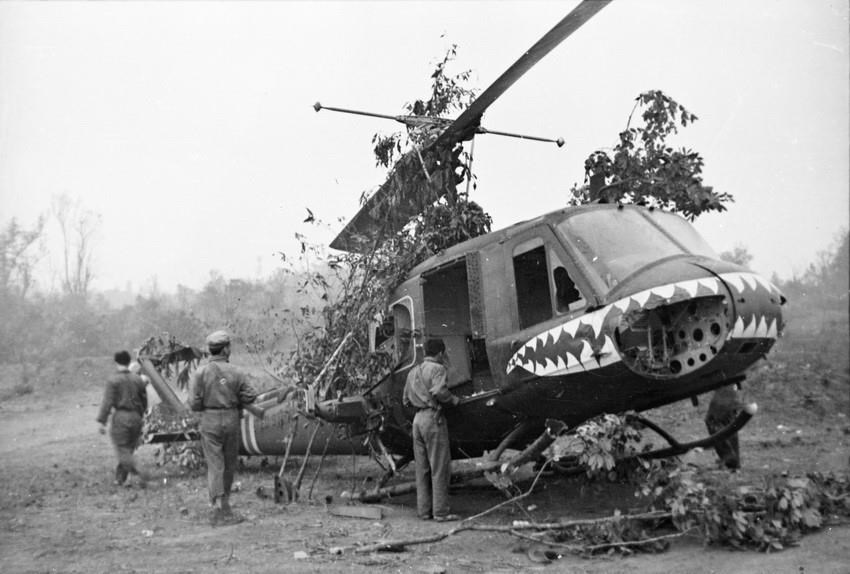  Sau chiến thắng lịch sử Điện Bi&ecirc;n Phủ, Hiệp định Giơnevơ về đ&igrave;nh chiến ở Đ&ocirc;ng Dương được k&yacute; kết. Ng&agrave;y 10/10/1954, c&aacute;c c&aacute;nh qu&acirc;n của Đại đo&agrave;n Qu&acirc;n Ti&ecirc;n phong - Sư đo&agrave;n 308 từ c&aacute;c cửa &ocirc; tiến v&agrave;o giải ph&oacute;ng Thủ đ&ocirc; - dấu mốc kết th&uacute;c thắng lợi cuộc kh&aacute;ng chiến chống Ph&aacute;p đầy hy sinh, gian khổ k&eacute;o d&agrave;i suốt 9 năm. (Ảnh: Tư liệu TTXVN)   M&aacute;y bay l&ecirc;n thẳng của địch bị qu&acirc;n giải ph&oacute;ng ti&ecirc;u diệt tại Ban Dong trong chiến dịch Đường 9 - Khe Sanh (Quảng Trị). (Ảnh: TTXVN)