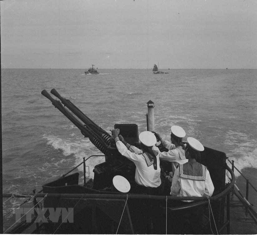  Hải đội 111, v&ugrave;ng 1 Duy&ecirc;n hải của Qu&acirc;n chủng Hải qu&acirc;n huấn luyện tr&ecirc;n biển. Với tinh thần cảnh gi&aacute;c v&agrave; quyết t&acirc;m đ&aacute;nh thắng, trong trận đầu ra qu&acirc;n chống chiến tranh ph&aacute; hoại bằng kh&ocirc;ng qu&acirc;n v&agrave; hải qu&acirc;n quy m&ocirc; lớn đối với miền Bắc Việt Nam của Mỹ, Hải qu&acirc;n nh&acirc;n d&acirc;n Việt Nam đ&atilde; gi&aacute;ng cho kh&ocirc;ng qu&acirc;n Mỹ những đ&ograve;n nặng nề. (Ảnh: Nguyễn Thụ/TTXVN)