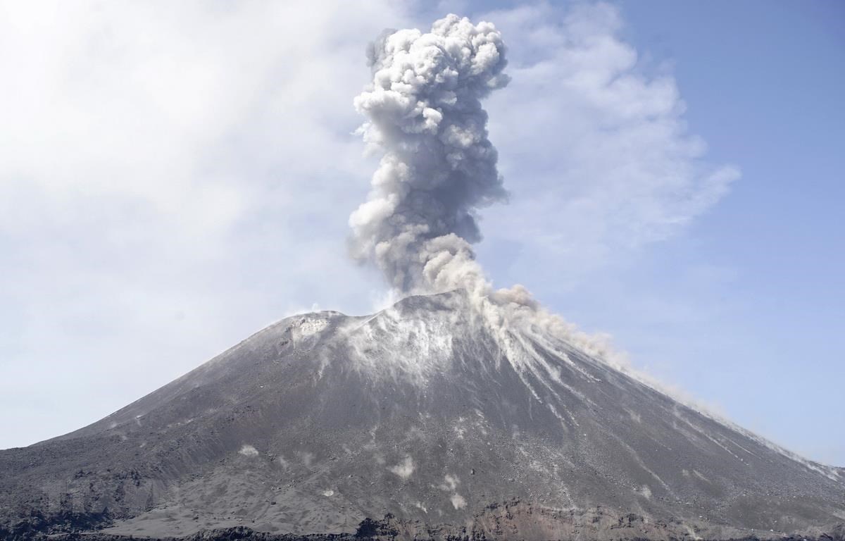 Núi lửa Anak Krakatau phun tro bụi, nhìn từ đảo Rakata, Nam Lampung, Indonesia. (Ảnh: AFP/TTXVN)