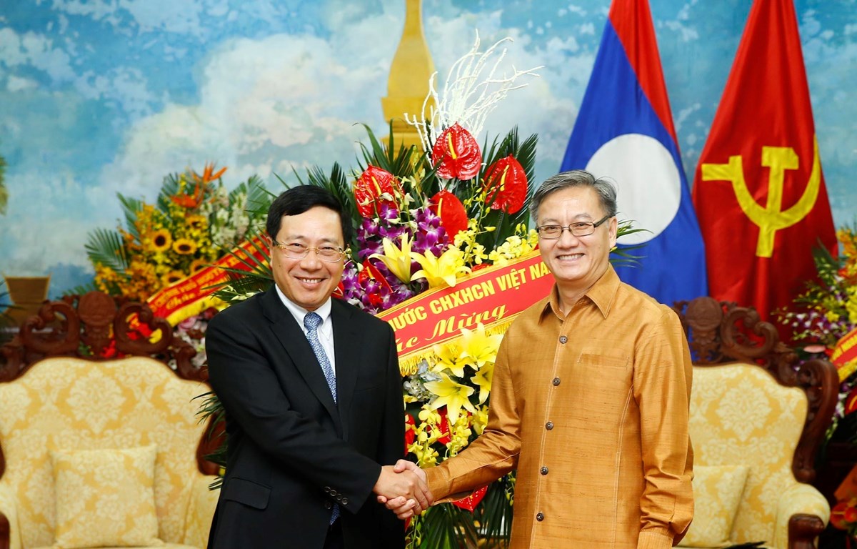 Đại sứ Lào tại Việt Nam Thongsavanh Phomvihane đón Phó Thủ tướng, Bộ trưởng Bộ Ngoại giao Phạm Bình Minh. (Ảnh: Lâm Khánh/TTXVN)


