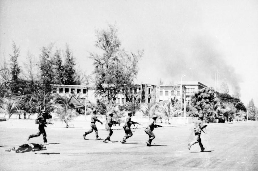  Lực lượng quân đội cách mạng Campuchia tiến vào giải phóng Thủ đô Phnom Penh, trưa 7/1/1979. (Ảnh: TTXVN)