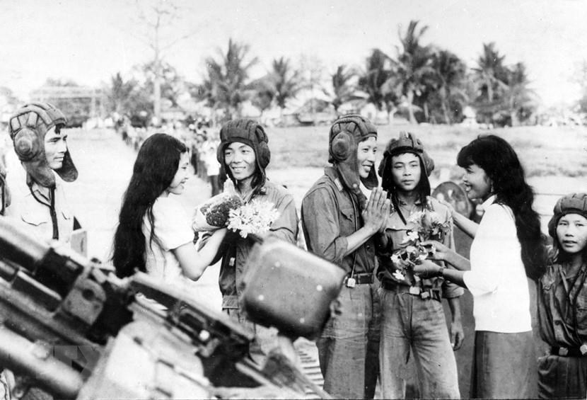  Người dân Thủ đô Phnom Penh lưu luyến tiễn đưa cán bộ, chiến sĩ Quân đoàn 4 - Binh đoàn Cửu Long quân tình nguyện Việt Nam hoàn thành nghĩa vụ quốc tế, lên đường về nước, sáng 2/5/1983. (Ảnh: TTXVN)