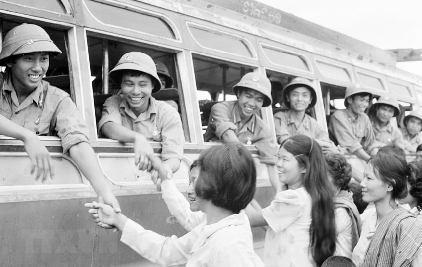  Nhân dân thủ đô Phnom Penh lưu luyến tiễn đưa các chiến sĩ quân tình nguyện Việt Nam hoàn thành nghĩa vụ quốc tế, lên đường trở về Tổ quốc. (Ảnh: TTXVN)