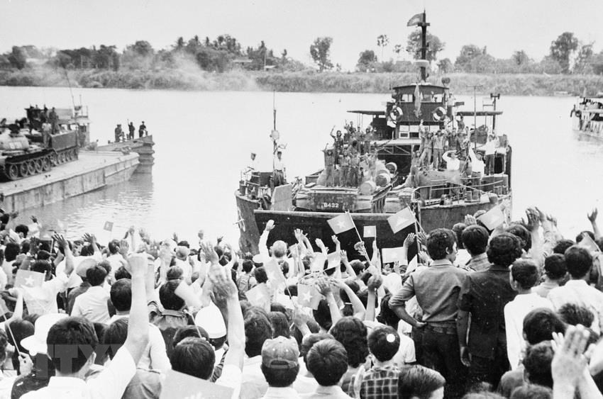  Hàng vạn người dân Thủ đô Phnom Penh lưu luyến tiễn đưa các chiến sĩ Quân đoàn 4 - Binh đoàn Cửu Long quân tình nguyện Việt Nam hoàn thành nghĩa vụ quốc tế, lên đường trở về nước, sáng 3/5/1983. (Ảnh: TTXVN)