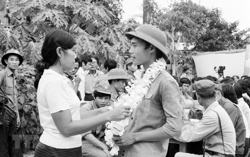  Người dân tỉnh Battambang lưu luyến tiễn đưa quân tình nguyện Việt Nam hoàn thành nghĩa vụ quốc tế, lên đường về nước, sáng 20/6/1984. (Ảnh: TTXVN)