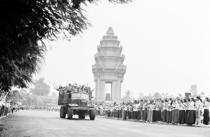  Hàng vạn người dân Thủ đô Phnom Penh đứng dọc hai bên đường, lưu luyến tiễn đưa quân tình nguyện Việt Nam hoàn thành nghĩa vụ quốc tế, lên đường trở về nước, tháng 6/1984. (Ảnh: TTXVN)