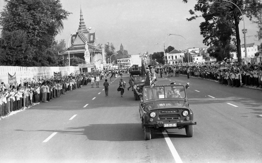  Nhân dân Thủ đô Phnom Penh đổ ra đường phố, lưu luyến tiễn đưa cán bộ, chiến sỹ quân tình nguyện Việt Nam mặt trận 479 và 979 hoàn thành nghĩa vụ quốc tế, lên đường trở về Tổ quốc. (Ảnh: Nguyễn Dĩnh/TTXVN)