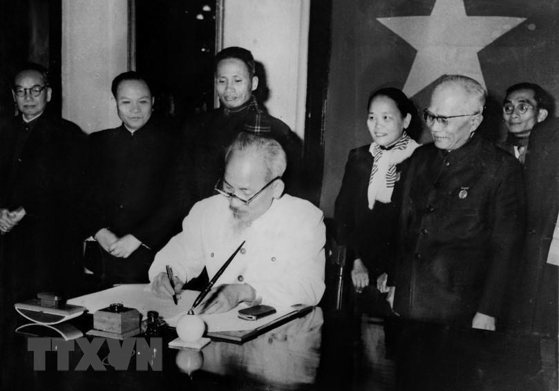  Đoàn đại biểu học sinh trường Trung học Trưng Vương (Hà Nội) đến chúc mừng sinh nhật Chủ tịch Hồ Chí Minh (19/5/1956). (Nguồn: TTXVN)   Chủ tịch Hồ Chí Minh vừa là người sáng lập, vừa là người trực tiếp chỉ đạo việc xây dựng bộ máy Nhà nước của dân, do dân, vì dân; lấy 'thượng tôn pháp luật,' làm kim chỉ nam cho mọi hành động. Người đứng đầu Ủy ban soạn thảo 2 bản Hiến pháp năm 1946 và Hiến pháp năm 1959; ký lệnh công bố hoặc ban hành 16 luật và 613 sắc lệnh và nhiều văn bản dưới luật khác. Trong ảnh: Ngày 1/1/1960, Chủ tịch Hồ Chí Minh ký‎ Sắc lệnh số 1, công bố Hiến pháp mới năm 1959 - Hiến pháp xã hội chủ nghĩa đầu tiên ở nước ta. (Nguồn: Tư liệu TTXVN)
