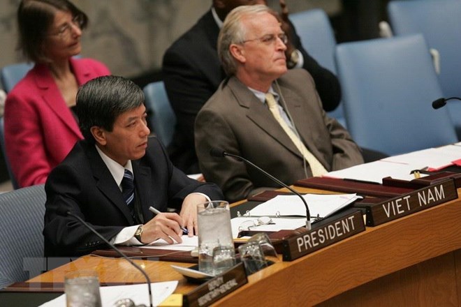 Đại sứ B&ugrave;i Thế Giang, Ph&oacute; Trưởng đại diện Việt Nam tại Li&ecirc;n hợp quốc điều khiển phi&ecirc;n thảo luận ng&agrave;y 5-10-2009 của Hội đồng Bảo an Li&ecirc;n hợp quốc về vấn đề Phụ nữ, h&ograve;a b&igrave;nh v&agrave; an ninh. (Ảnh: TTXVN)