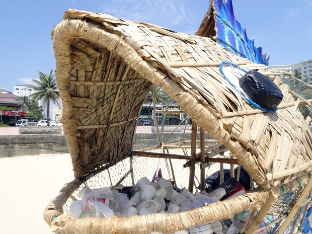 Can canh ca bong khong lo thu gom rac thai nhua tren bai bien My Khe hinh anh 1