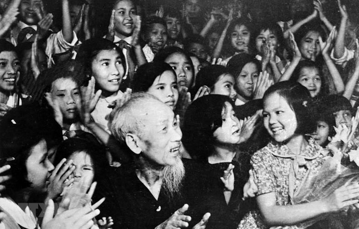 Chủ tịch Hồ Chí Minh cùng thiếu nhi Thủ đô xem biểu diễn văn nghệ tối 31/5/1969 tại Phủ Chủ tịch. (Ảnh: Tư liệu TTXVN)