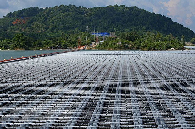 Nha may dien mat troi dau tien duoc lap dat tren mat ho phat dien hinh anh 1