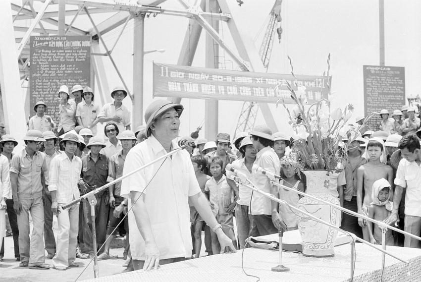  Ng&agrave;y 20/6/1985, Ph&oacute; Chủ tịch Hội đồng Bộ trưởng, ki&ecirc;m Bộ trưởng Bộ Giao th&ocirc;ng vận tải Đồng Sỹ Nguy&ecirc;n ph&aacute;t biểu, tuy&ecirc;n dương th&agrave;nh t&iacute;ch c&aacute;c tập thể v&agrave; c&aacute; nh&acirc;n của X&iacute; nghiệp cơ kh&iacute; 121 đ&atilde; ho&agrave;n th&agrave;nh việc sản xuất, lắp dựng 7.800m lan can cầu Chương Dương đ&uacute;ng tiến độ, đạt chất lượng cao, chuẩn bị cho lễ th&ocirc;ng cầu ng&agrave;y 30/6/1985. (Ảnh: Cao Phong/TTXVN)