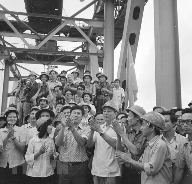  11 giờ ng&agrave;y 18/10/1983, Bộ trưởng Bộ Giao th&ocirc;ng Vận tải Đồng Sỹ Nguy&ecirc;n (giữa, &aacute;o trắng, đội mũ) c&ugrave;ng c&aacute;c chuy&ecirc;n gia Li&ecirc;n X&ocirc; v&agrave; người lao động Việt Nam thực hiện nghi thức vặn chiếc buloong cuối c&ugrave;ng tr&ecirc;n c&ocirc;ng trường x&acirc;y dựng cầu Thăng Long, nối liền 2 bờ Nam Bắc của c&ocirc;ng tr&igrave;nh mang biểu tượng của t&igrave;nh hữu nghị Việt-X&ocirc; n&agrave;y. (Ảnh: Vũ Hanh/TTXVN)