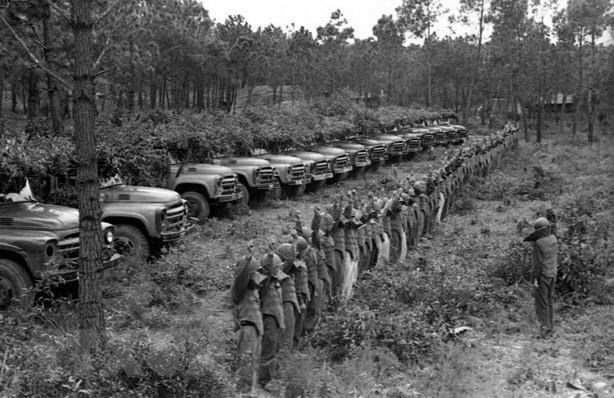 Thời điểm ng&agrave;y 15/2/1985, &ocirc;ng Đồng Sỹ Nguy&ecirc;n khi đ&oacute; đang l&agrave; Ủy vi&ecirc;n dự khuyết Bộ Ch&iacute;nh trị, Ph&oacute; Chủ tịch Hội đồng Bộ trưởng, Bộ trưởng Bộ Giao th&ocirc;ng vận tải, đ&atilde; thăm c&aacute;n bộ, c&ocirc;ng nh&acirc;n Đội 162, X&iacute; nghiệp cầu 16 đang thi c&ocirc;ng x&acirc;y dựng cầu Chương Dương, ng&agrave;y 15/2/1985. (Ảnh: Quang Triệu/TTXVN)