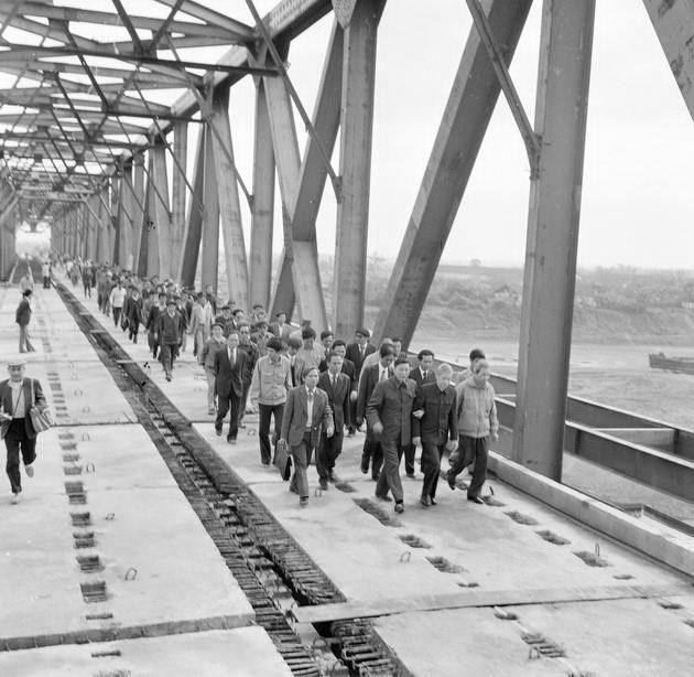  Ng&agrave;y 17/2/1985, Bộ trưởng Bộ Giao th&ocirc;ng vận tải Đồng Sỹ Nguy&ecirc;n c&ugrave;ng c&aacute;c đại biểu l&agrave;m lễ nối liền dầm cầu Chương Dương. Thời gian đ&oacute;, &ocirc;ng l&agrave; người ki&ecirc;n quyết bảo vệ phương &aacute;n phải x&acirc;y dựng cầu Chương Dương khi ch&uacute;ng ta định chỉ l&agrave;m duy nhất cầu Thăng Long bắc qua s&ocirc;ng Hồng tại địa b&agrave;n Thủ đ&ocirc;. (Ảnh: Bảo Hanh/TTXVN)