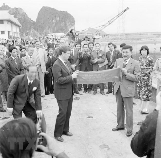  Ph&oacute; Chủ tịch Hội đồng Bộ trưởng, ki&ecirc;m Bộ trưởng Bộ Giao th&ocirc;ng Vận tải Đồng Sỹ Nguy&ecirc;n (b&ecirc;n phải) v&agrave; Bộ trưởng Ngoại giao Phần Lan Paavo V&auml;yrynen thực hiện nghi thức kh&aacute;nh th&agrave;nh giai đoạn 1 Nh&agrave; m&aacute;y sửa chữa t&agrave;u biển Ph&agrave; Rừng (Hải Ph&ograve;ng), do Ch&iacute;nh phủ Cộng h&ograve;a Phần Lan gi&uacute;p Việt Nam, ng&agrave;y 25/3/1984. (Ảnh: Bảo Hanh/TTXVN)