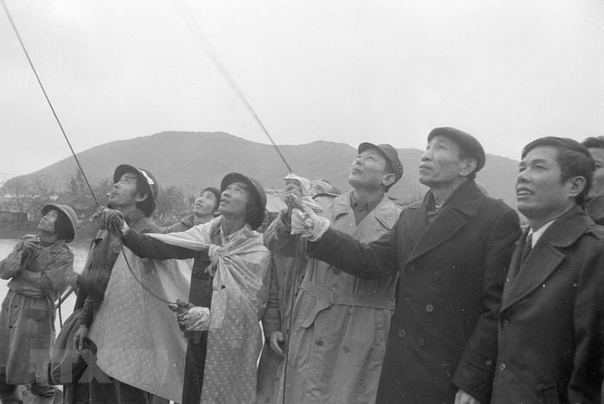  Ph&oacute; Chủ tịch Hội đồng Bộ trưởng, ki&ecirc;m Bộ trưởng Bộ Giao th&ocirc;ng vận tải Đồng Sỹ Nguy&ecirc;n (thứ ba từ phải sang) v&agrave; B&iacute; thư Tỉnh ủy Nghệ Tĩnh Nguyễn Kỳ Cầm tiến h&agrave;nh nghi thức giật b&uacute;a m&aacute;y đ&oacute;ng cọc, khởi c&ocirc;ng x&acirc;y dựng cầu Bến Thủy bắc qua s&ocirc;ng Lam tr&ecirc;n Quốc lộ 1A v&agrave; x&acirc;y dựng Quốc lộ 8 nối liền 2 nước Việt Nam-L&agrave;o, ng&agrave;y 1/3/1986. (Ảnh: Anh T&ocirc;n/TTXVN)