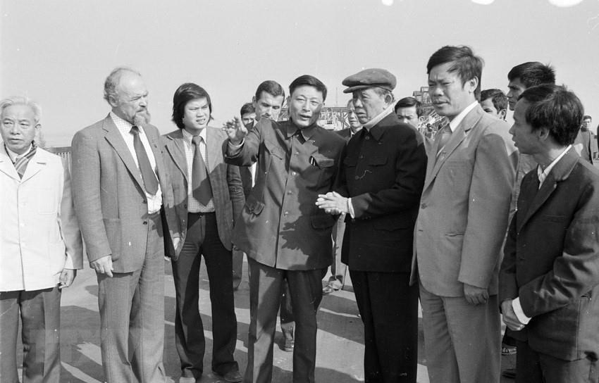  S&aacute;ng 16/11/1983, Tổng B&iacute; thư L&ecirc; Duẩn đến thăm c&ocirc;ng trường x&acirc;y dựng cầu Thăng Long - c&ocirc;ng tr&igrave;nh của t&igrave;nh hữu nghị Việt - X&ocirc;. Bộ trưởng Bộ Giao th&ocirc;ng vận tải Đồng Sỹ Nguy&ecirc;n c&ugrave;ng đi v&agrave; b&aacute;o c&aacute;o với Tổng B&iacute; thư về tiến tr&igrave;nh x&acirc;y dựng cầu (ảnh). (Ảnh: Minh Đạo/TTXVN)