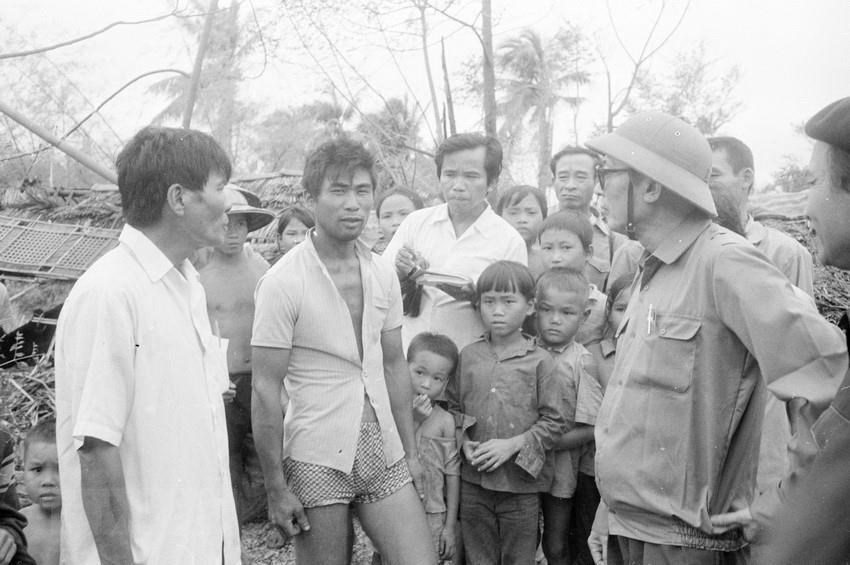 Ủy vi&ecirc;n Bộ Ch&iacute;nh trị, Ph&oacute; Chủ tịch Hội đồng Bộ trưởng Đồng Sỹ Nguy&ecirc;n thăm nh&acirc;n d&acirc;n v&ugrave;ng bị b&atilde;o ở huyện Diễn Ch&acirc;u (Nghệ Tĩnh), th&aacute;ng 10/1989. (Ảnh: Văn Th&aacute;i/TTXVN)