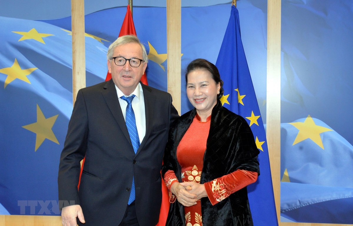 Chủ tịch Quốc hội Nguyễn Thị Kim Ng&acirc;n hội kiến Chủ tịch Ủy ban ch&acirc;u &Acirc;u Jean-Claude Juncker. (Nguồn: Trọng Đức/TTXVN)