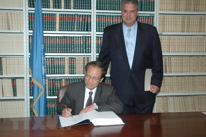  Ng&agrave;y 22-10-2007, Đại sứ L&ecirc; Lương Minh, Trưởng Ph&aacute;i đo&agrave;n thường trực Việt Nam tại Li&ecirc;n hợp quốc, thay mặt Nh&agrave; nước Việt Nam k&yacute; C&ocirc;ng ước Li&ecirc;n hợp quốc về Quyền của Người t&agrave;n tật. (Ảnh: B&ugrave;i Ngọc Hải/TTXVN)