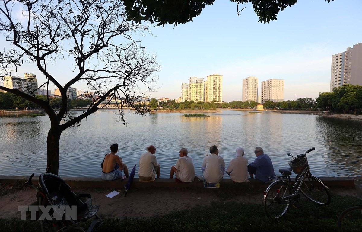 Người dân thủ đô đến các công viên, bờ hồ... hóng mát sau một ngày nắng nóng gay gắt trên 40 độ C. (Ảnh: Danh Lam/TTXVN)