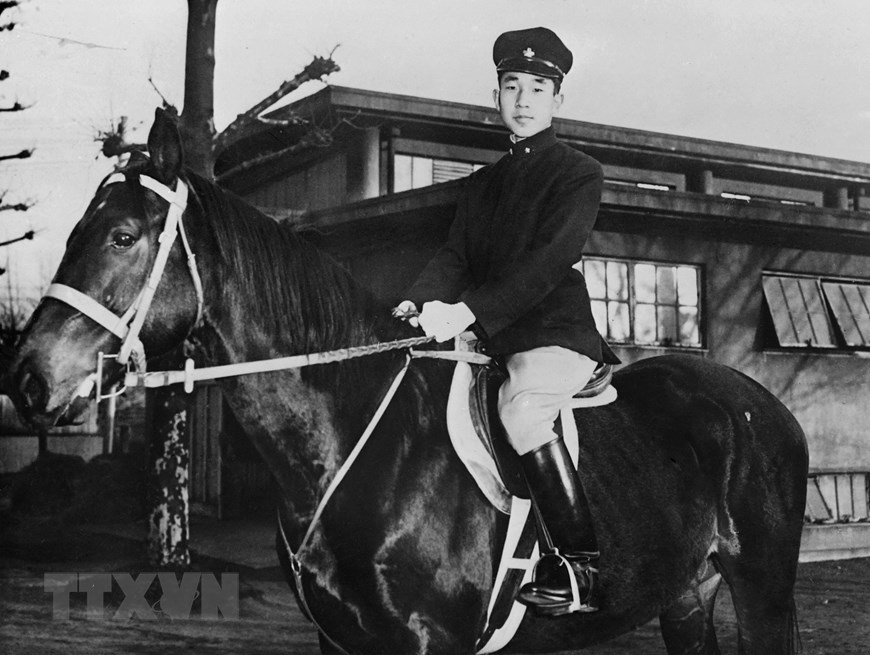 Sinh ngày 23/12/1933, Hoàng tử Akihito là con trai cả của Nhật hoàng Hirohito và Hoàng hậu Kojun. Trong ảnh: Hoàng tử Akihito lúc ba tháng tuổi ngày 23/3/1934. (Ảnh: AFP/TTXVN)   Nhật hoàng Akihito là con trai cả của Nhật Hoàng Hirohito và Hoàng hậu Kojun. Tháng 11/1952, ngài đã được tấn phong làm Hoàng Thái tử. Ảnh: AFP/TTXVN