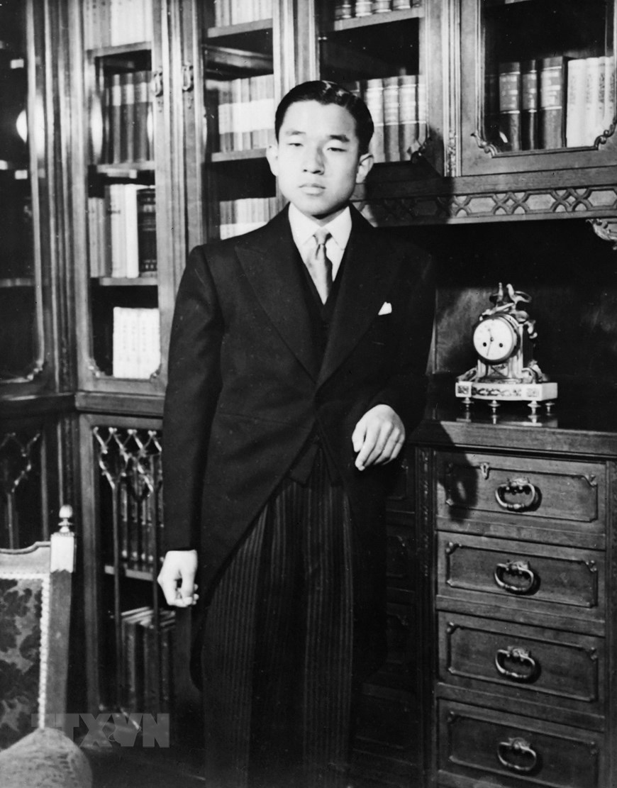  Nhật hoàng Akihito là con trai cả của Nhật Hoàng Hirohito và Hoàng hậu Kojun. Tháng 11/1952, ngài đã được tấn phong làm Hoàng Thái tử. Ảnh: AFP/TTXVN   Nhật hoàng Akihito là con trai cả của Nhật Hoàng Hirohito và Hoàng hậu Kojun. Tháng 11/1952, ngài đã được tấn phong làm Hoàng Thái tử. (Ảnh: AFP/TTXVN)