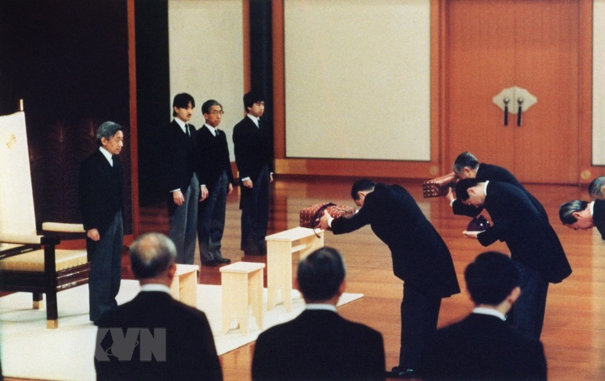  Nhật Hoàng Akihito là con trai cả của Nhật hoàng Hirohito và Hoàng hậu Kojun. Tháng 11/1952, ngài đã được tấn phong làm Hoàng Thái tử. Ngày 7/1/1989, Nhật hoàng Akihito lên ngôi (trong ảnh) sau khi Vua cha băng hà. (Ảnh: AFP/TTXVN)
