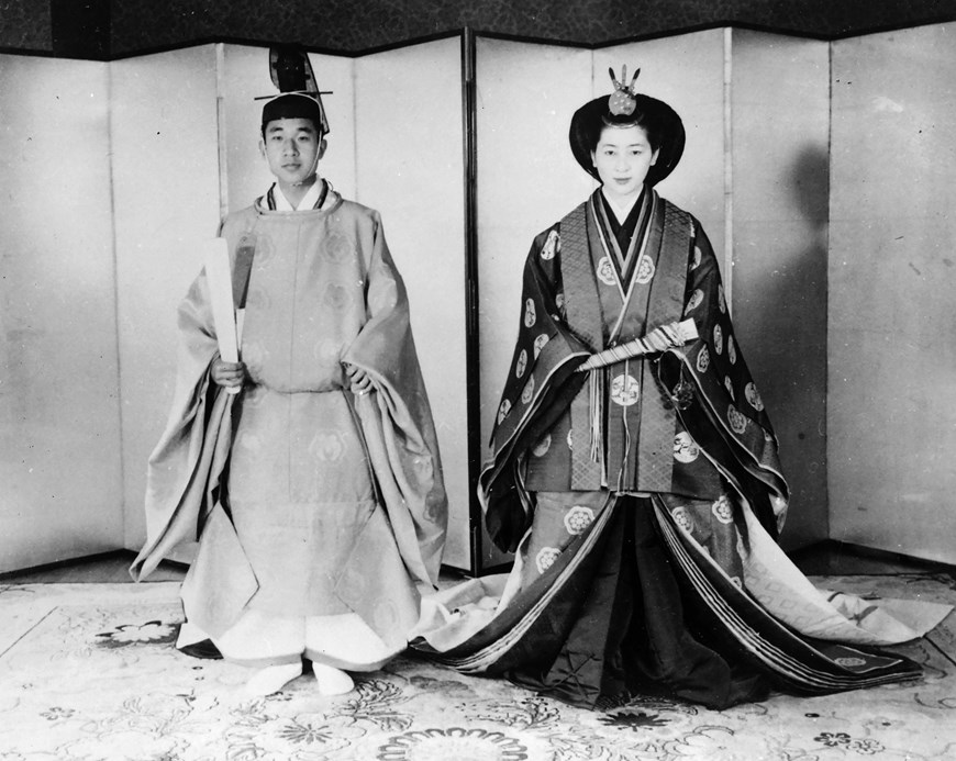  Năm 1959, Hoàng Thái tử Akihito (trái) đã kết hôn với một thường dân là bà Michiko Shoda, người sau này đã trở thành Hoàng hậu Michiko. (Ảnh: AFP/TTXVN)