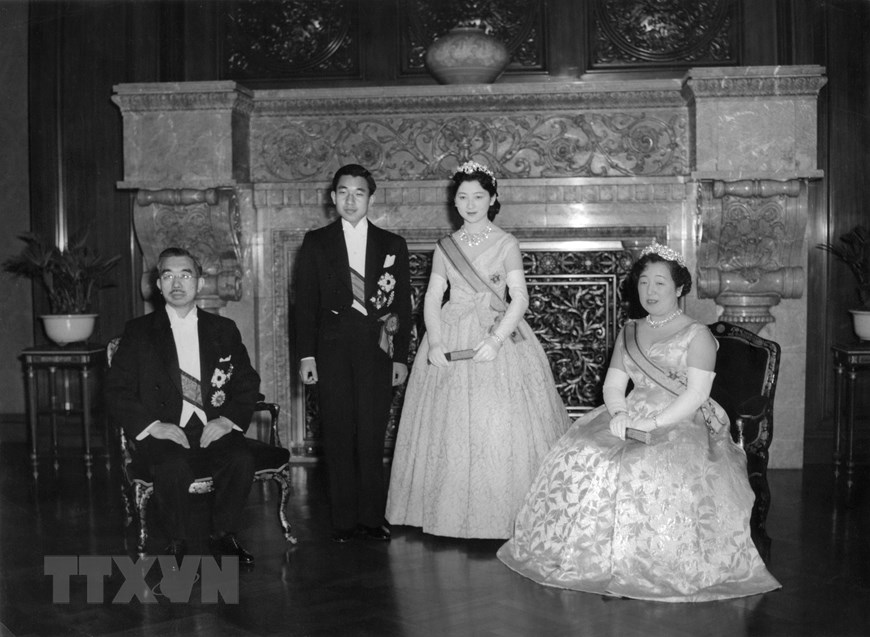  Năm 1959, Hoàng Thái tử Akihito (thứ 2, trái) đã kết hôn với một thường dân là bà Michiko Shoda (thứ 2, phải), người sau này đã trở thành Hoàng hậu Michiko. (Ảnh: AFP/TTXVN)
