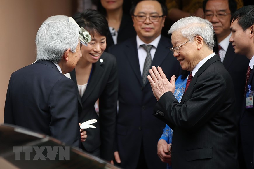  Không chỉ là vị Hoàng đế của nhân dân, Nhật Hoàng Akihito còn được coi là vị Hoàng đế của tình hữu nghị khi góp phần không nhỏ vào việc tăng cường tình hữu nghị giữa Nhật Bản và các nước trên thế giới. Trong ảnh: Nhật Hoàng Akihito (trái) trong cuộc gặp Tổng Bí thư Nguyễn Phú Trọng (thứ 2, phải) tại lễ đón Nhật Hoàng ở Hà Nội ngày 3/3/2017. (Ảnh: AFP/TTXVN)