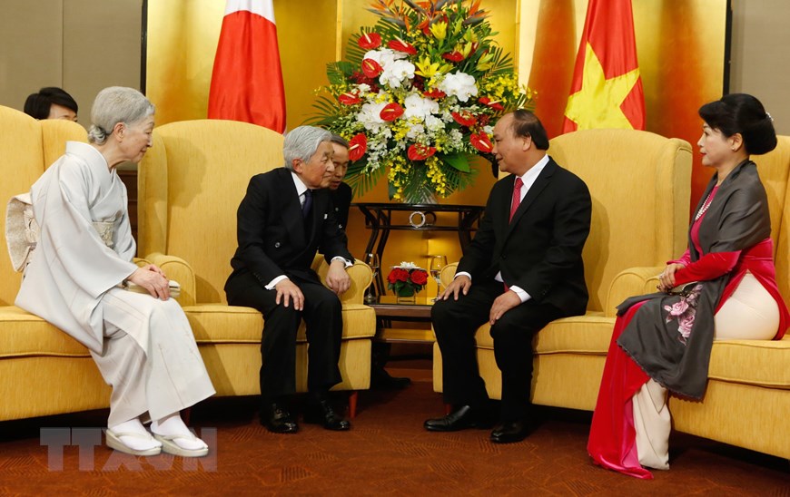  Không chỉ là vị Hoàng đế của nhân dân, Nhật Hoàng Akihito còn được coi là vị Hoàng đế của tình hữu nghị khi góp phần không nhỏ vào việc tăng cường tình hữu nghị giữa Nhật Bản và các nước trên thế giới. Trong ảnh: Thủ tướng Nguyễn Xuân Phúc (thứ 2, phải) hội kiến Nhật Hoàng Akihito (thứ 2, trái) cùng Hoàng hậu Michiko (trái) có chuyến thăm Việt Nam ngày 2/3/2017. (Ảnh: AFP/TTXVN)