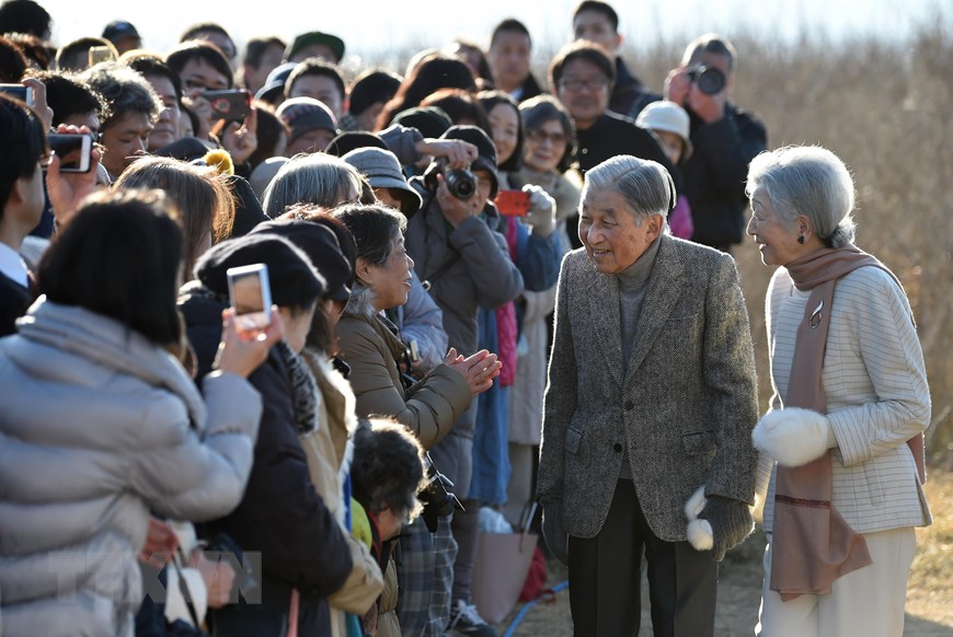  Sau khi lên ngôi, Nhật Hoàng Akihito và Hoàng hậu Michiko thường xuyên tới thăm các khu vực trên khắp đất nước Nhật Bản để tìm hiểu về cuộc sống của người dân địa phương. Cho đến trước khi thoái vị, Nhật Hoàng và Hoàng hậu Michiko đã tới thăm tất cả 47 tỉnh, thành ở Nhật Bản. Trong ảnh: Nhật Hoàng Akihito (giữa) và Hoàng hậu Michiko (phải) thăm người dân tỉnh Kanagawa tháng 1/2019. (Ảnh: AFP/TTXVN)