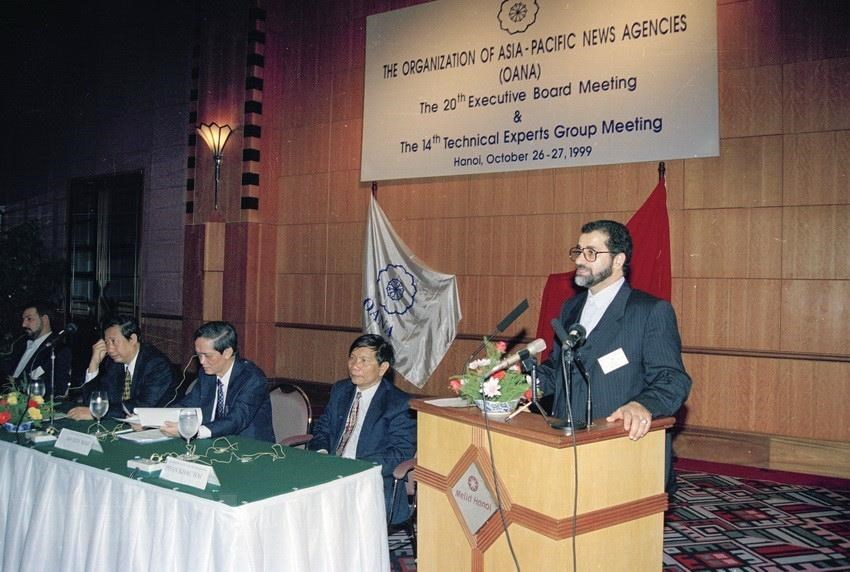  Chủ tịch OANA ki&ecirc;m Chủ tịch H&atilde;ng th&ocirc;ng tấn Hồi gi&aacute;o Iran (IRNA) Fereydoun Verdinejad đọc diễn văn ch&agrave;o mừng tại phi&ecirc;n khai mạc Hội nghị lần thứ 20 Ban chấp h&agrave;nh OANA v&agrave; Hội nghị lần thứ 14 nh&oacute;m chuy&ecirc;n vi&ecirc;n kỹ thuật OANA, do TTXVN tổ chức tại H&agrave; Nội trong 2 ng&agrave;y 26-27/10/1999. (Ảnh: Nguyễn Khang/TTXVN)