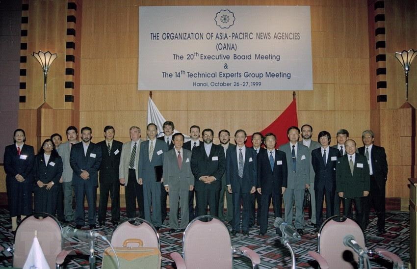  Tổng Gi&aacute;m đốc TTXVN Hồ Tiến Nghị v&agrave; c&aacute;c đại biểu của 9 h&atilde;ng th&ocirc;ng tấn th&agrave;nh vi&ecirc;n dự Hội nghị lần thứ 20 Ban chấp h&agrave;nh OANA v&agrave; Hội nghị lần thứ 14 nh&oacute;m chuy&ecirc;n vi&ecirc;n kỹ thuật OANA chụp ảnh chung. Hội nghị do TTXVN tổ chức tại H&agrave; Nội trong 2 ng&agrave;y 26-27/10/1999. (Ảnh: Nguyễn Khang/TTXVN)