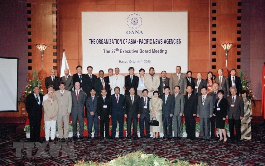  Tổng Gi&aacute;m đốc TTXVN L&ecirc; Quốc Trung v&agrave; Ph&oacute; Thủ tướng Phạm Gia Khi&ecirc;m chụp ảnh chung với c&aacute;c đại biểu dự Hội nghị Ban chấp h&agrave;nh OANA lần thứ 27 v&agrave; Hội nghị lần thứ 21 nh&oacute;m chuy&ecirc;n vi&ecirc;n kỹ thuật v&agrave; bi&ecirc;n tập OANA, do TTXVN tổ chức tại H&agrave; Nội ng&agrave;y 3/10/2005 với chủ đề ''N&acirc;ng cao t&iacute;nh năng động v&agrave; s&aacute;ng tạo của OANA trong kỷ nguy&ecirc;n to&agrave;n cầu h&oacute;a''. (Ảnh: Thống Nhất/TTXVN)