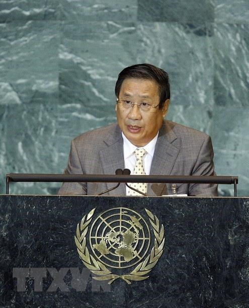  Ng&agrave;y 27-9-2008, tại trụ sở Li&ecirc;n hợp quốc ở New York (Mỹ), Ph&oacute; Thủ tướng, Bộ trưởng Ngoại giao Phạm Gia Khi&ecirc;m ph&aacute;t biểu tại phi&ecirc;n thảo luận chung Đại hội đồng Li&ecirc;n hợp quốc kh&oacute;a&aacute; 63 Việt Nam nghi&ecirc;m t&uacute;c thực hiện cam kết quốc tế v&agrave; đ&oacute;ng g&oacute;p v&agrave;o nỗ lực t&igrave;m giải ph&aacute;p cho c&aacute;c vấn đề to&agrave;n cầu. (Ảnh: B&ugrave;i Ngọc Hải/TTXVN)