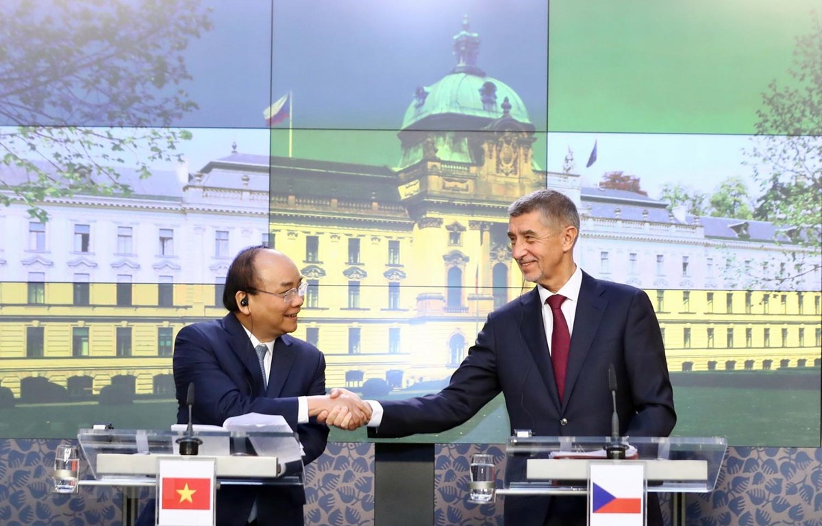 Thủ tướng Nguyễn Xuân Phúc và Thủ tướng Cộng hoà Séc Andrej Babis gặp gỡ báo chí sau khi kết thúc hội đàm. (Ảnh: Thống Nhất/TTXVN)