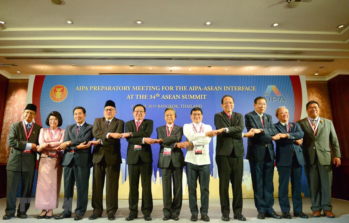 Các trưởng đoàn đại biểu Quốc hội các nước ASEAN chụp ảnh chung. (Ảnh: Ngọc Quang-Hữu Kiên/TTXVN)