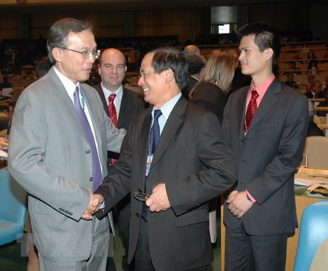 Tối 16-10-2007 (theo giờ Việt Nam), với 183/190 phiếu ủng hộ, Đại hội đồng Li&ecirc;n hợp quốc đ&atilde; bầu Việt Nam l&agrave;m Ủy vi&ecirc;n kh&ocirc;ng thường trực Hội đồng Bảo an Li&ecirc;n hợp quốc nhiệm kỳ 2008-2009. Trong ảnh: Đại biểu c&aacute;c nước ch&uacute;c mừng đo&agrave;n Việt Nam. (Ảnh: B&ugrave;i Ngọc Hải/TTXVN)