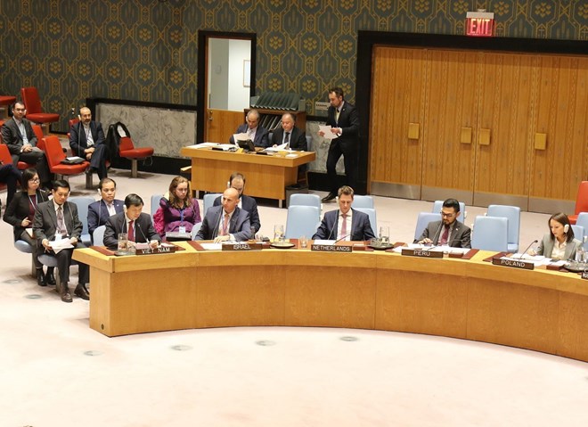  Ng&agrave;y 23-5-2019, tại New York (Mỹ), Hội đồng Bảo an Li&ecirc;n hợp quốc tiến h&agrave;nh phi&ecirc;n Thảo luận mở với chủ đề 'Bảo vệ d&acirc;n thường trong xung đột vũ trang.' Đại sứ Đặng Đ&igrave;nh Qu&yacute;, Trưởng Ph&aacute;i đo&agrave;n đại diện thường trực Việt Nam tại Li&ecirc;n hợp quốc c&oacute; b&agrave;i ph&aacute;t biểu tại phi&ecirc;n thảo luận. Trong ảnh: Ph&aacute;i đo&agrave;n Việt Nam (ngo&agrave;i c&ugrave;ng b&ecirc;n tr&aacute;i) tham dự phi&ecirc;n thảo luận. (Ảnh: Hữu Thanh/TTXVN)