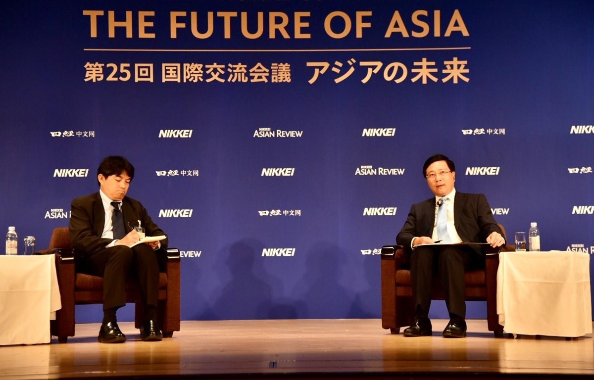  Phó Thủ tướng, Bộ trưởng Ngoại giao Phạm Bình Minh (phải) trả lời câu hỏi của các đại biểu tại Hội nghị. (Ảnh: Đào Tùng/TTXVN)
