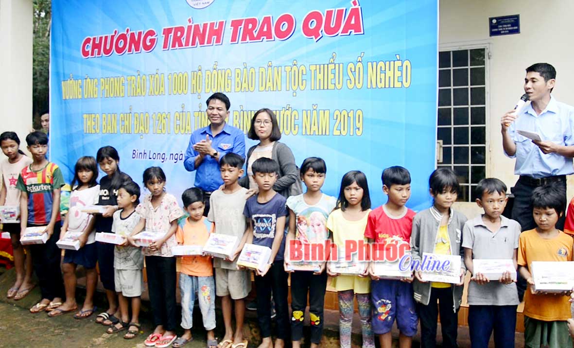 Ban tổ chức tặng quà học sinh nghèo hiếu học