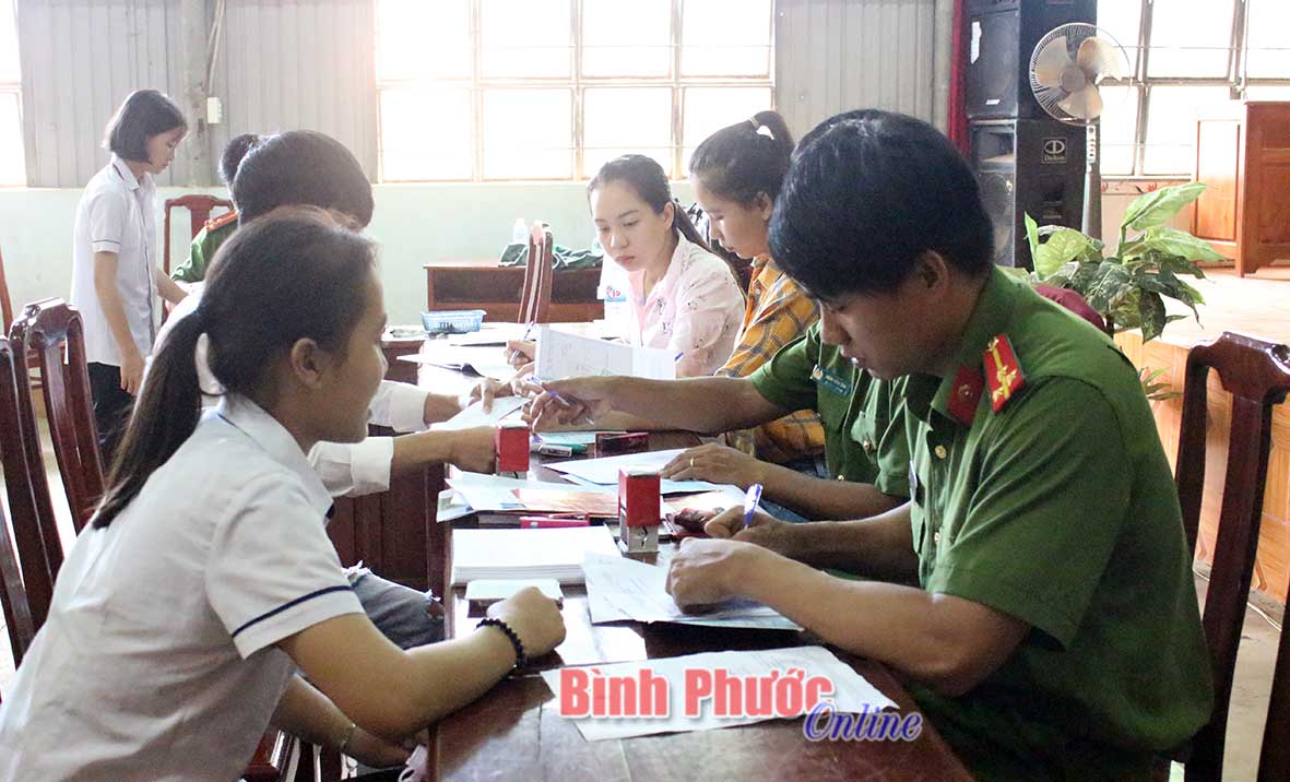Đội cảnh sát quản lý hành chính về trật tự xã hội Công an huyện Phú Riềng làm chứng minh nhân dân tại xã Long Hà