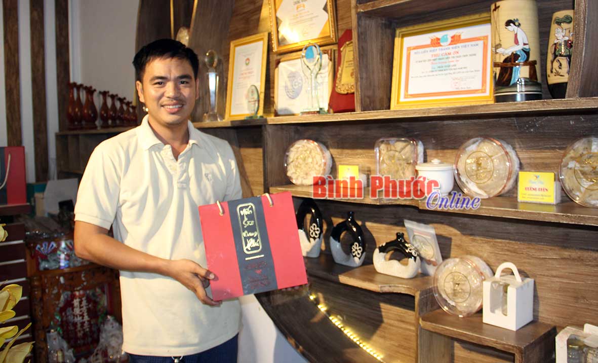 Anh Trần Tuấn Anh giới thiệu các sản phẩm yến sào Nam Phú
