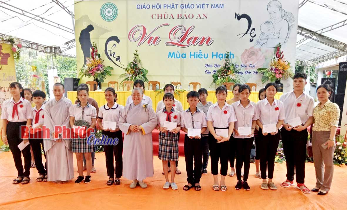 UBND phường Hưng Chiến phối hợp chùa Bảo An tặng quà cho các em học sinh trên địa bàn